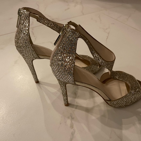 NWT, NIB David’s Bridal size 7.5 beautiful gold sparkle dress heels - Picture 7 of 10